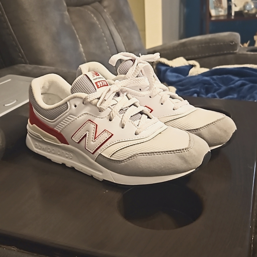 Youth 5.5 or women's size 7 new balance sneakers